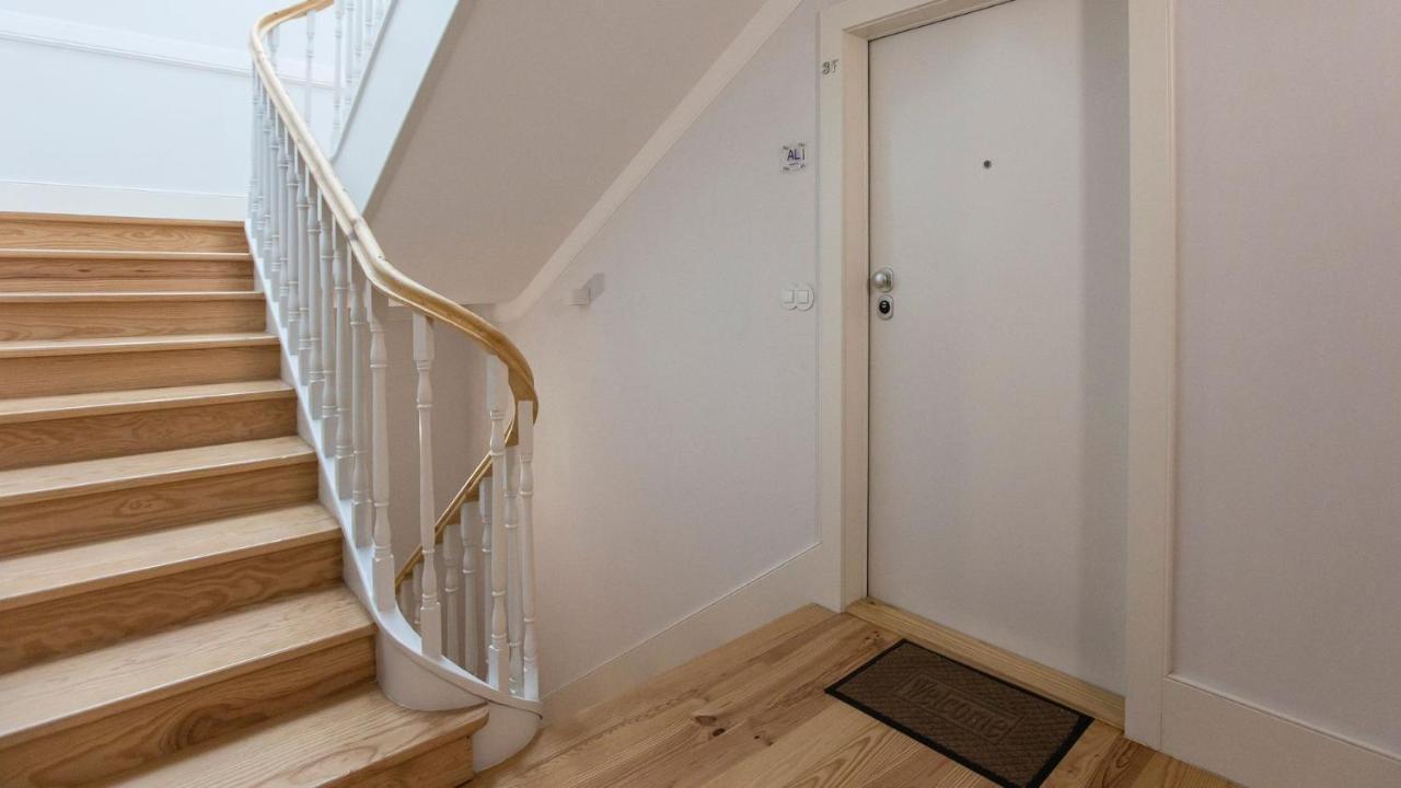 Stylish Studio W/ Ac & Balcony By Lovelystay Porto Exterior photo