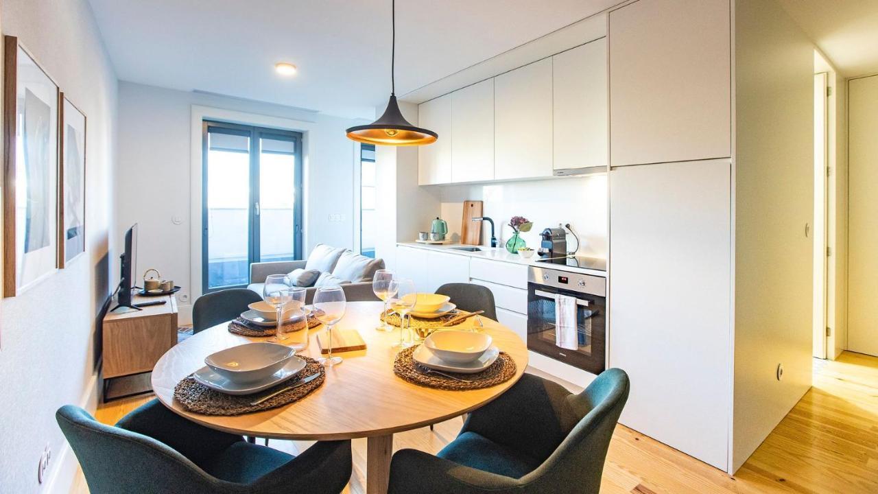 Stylish Studio W/ Ac & Balcony By Lovelystay Porto Exterior photo