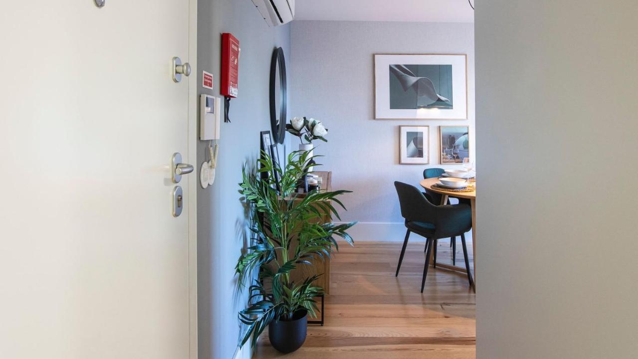 Stylish Studio W/ Ac & Balcony By Lovelystay Porto Exterior photo